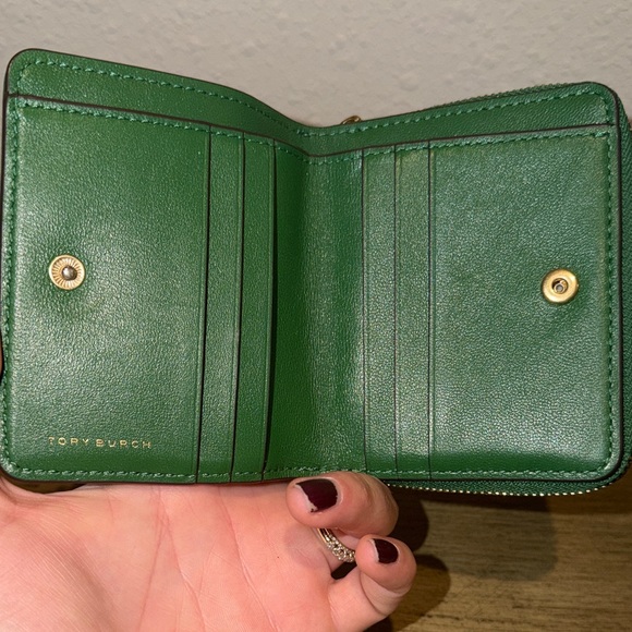 Tory Burch Quilted Green Wallet with Gold Logo - Picture 5 of 11